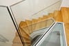 Eindrucksvolle Maisonette-Wohnung in Donaunähe - Stilvoller Treppenaufgang